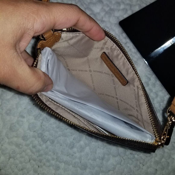 Brown Michael Kors wallet. - Picture 4 of 5